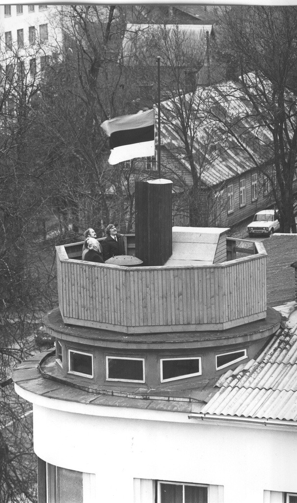 Foto. Pühitsetud Võru maakonna  lipu heiskamine  maavalitsuse hoonele  24. veebruaril 1990.a.