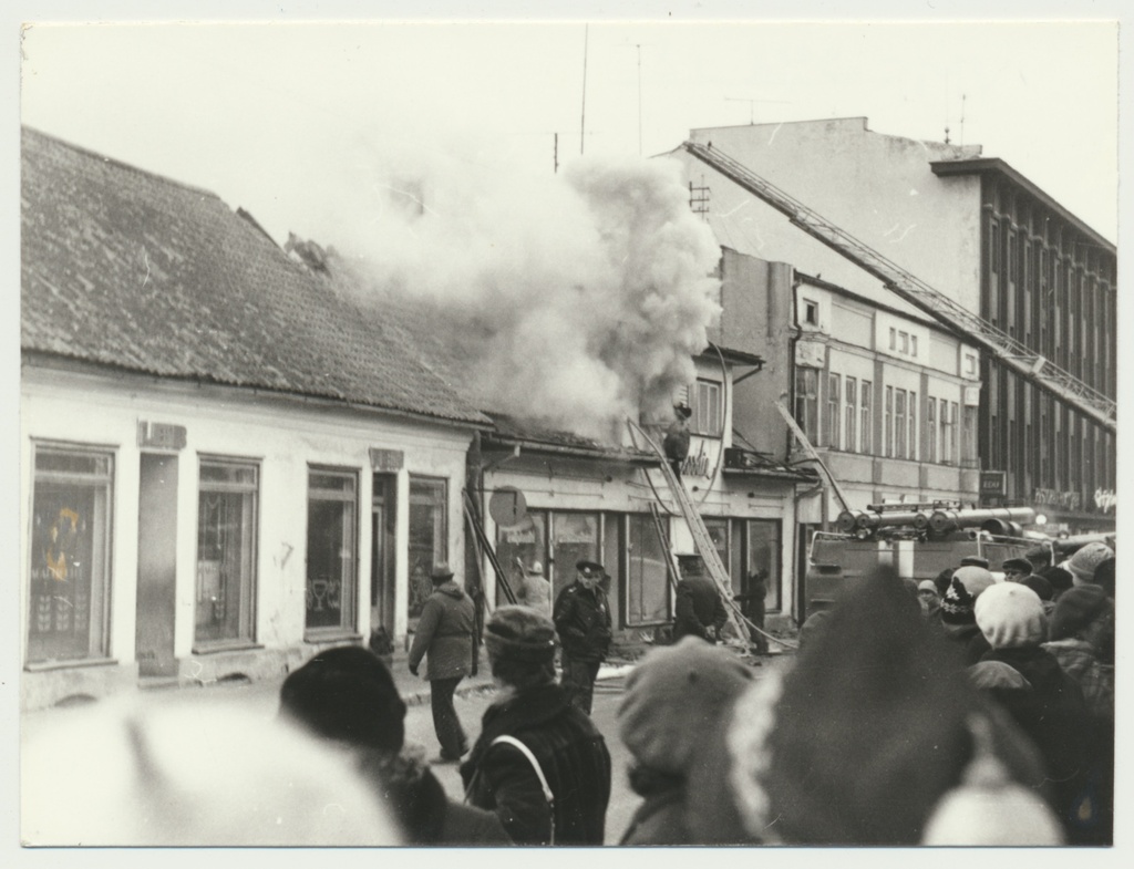 foto, Viljandi, Tartu tn, kauplus Meloodia, tulekahju, 1986