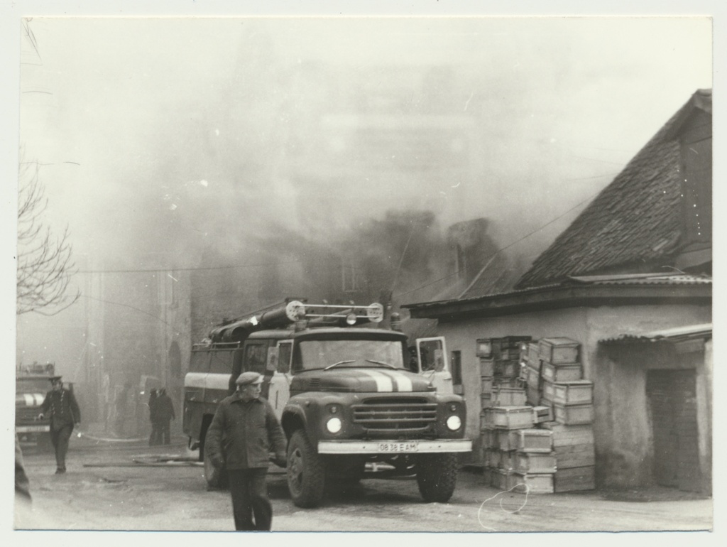 foto, Viljandi, Tartu tn, kauplus Meloodia, tulekahju, hoov1986