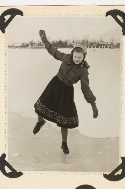 Tütarlaps Haapsalu lahel uisutamas