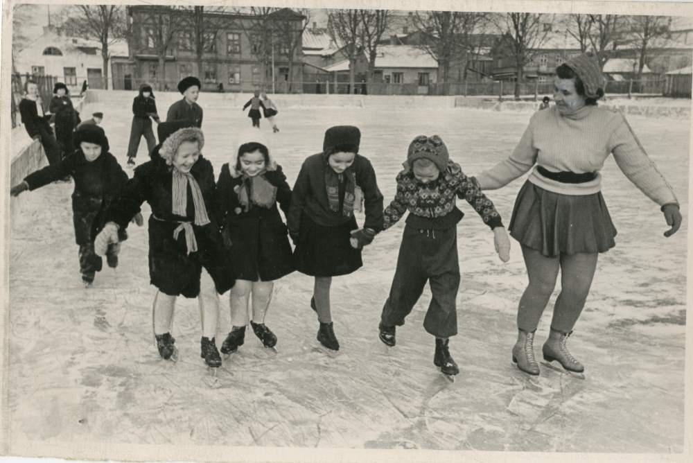 Foto. Spordikooli uisutamistreener Ella Toomsalu noori iluuisutajaid õpetamas.