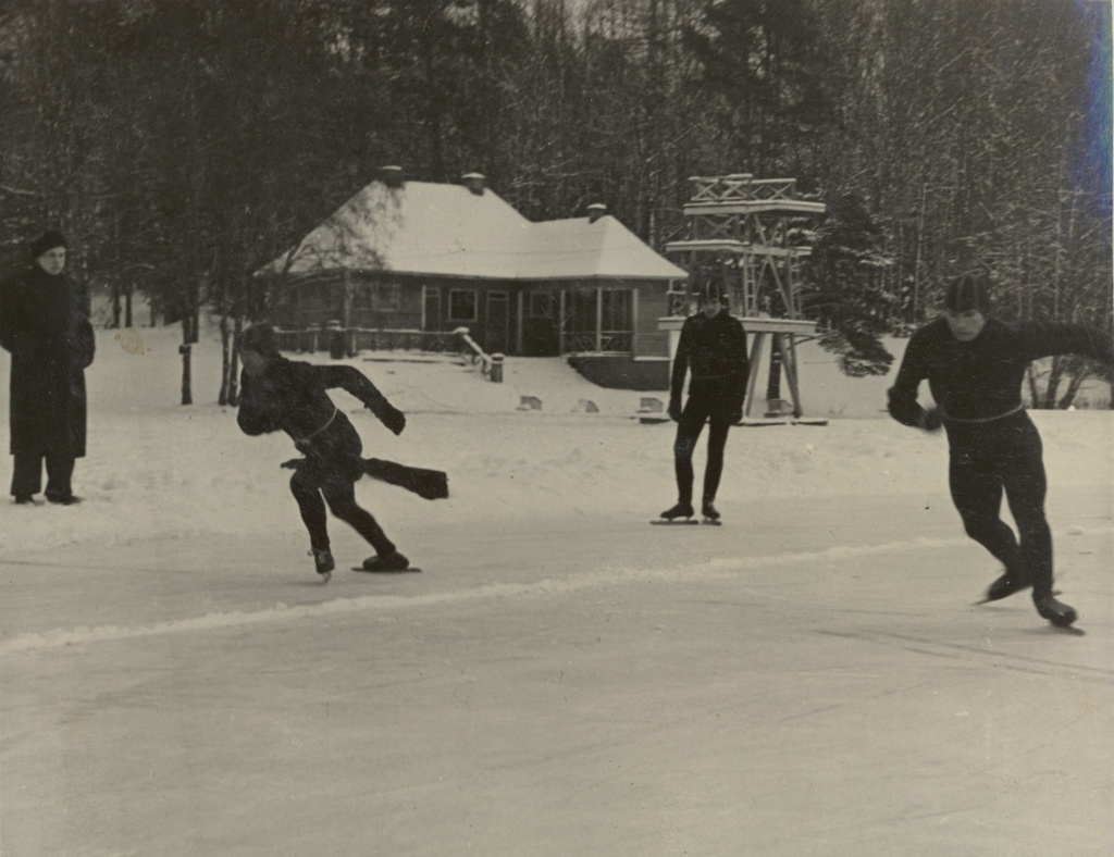 Uisutajad Nelijärvel ca 1950