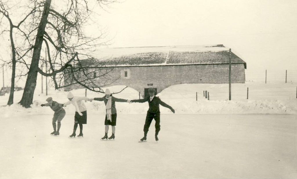 Leonhard Kuivkaev sõpradega uisutamas