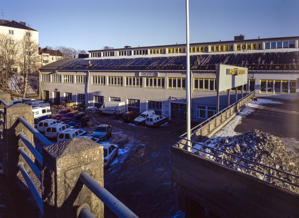 Sturenkatu 21 - Industrial Street 5 - Roineentie 10. Machine Oy service cars in front of the car hall