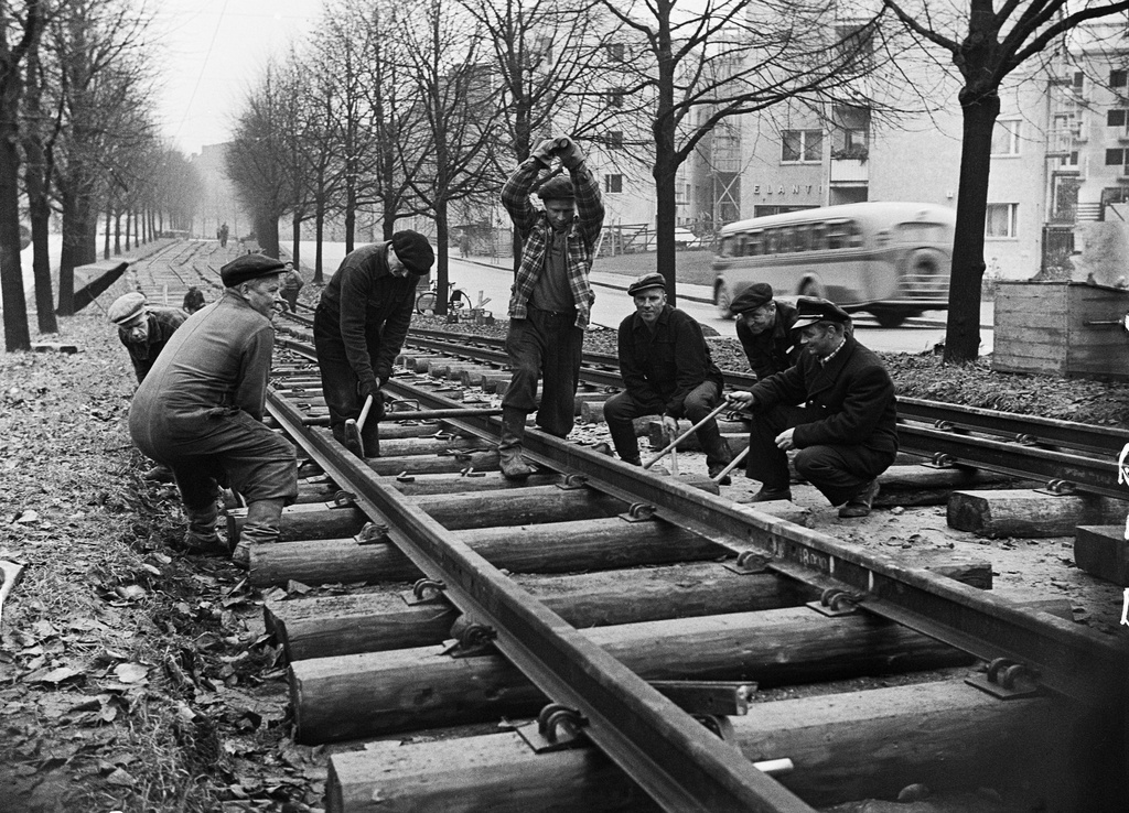 Construction of Sturenkatu-Hämeentie trailways on Mäkelänkadu.