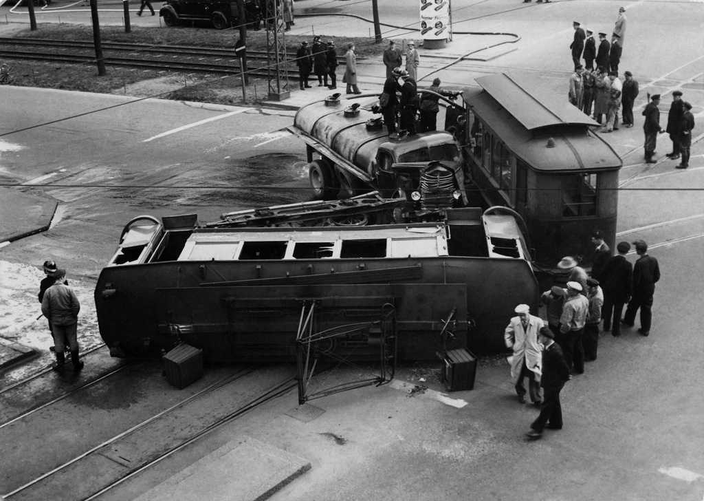 Säiliöauton ja raitiovaunun yhteenajo Mäkelänkadun ja Sturenkadun kulmassa 17.5.1955.