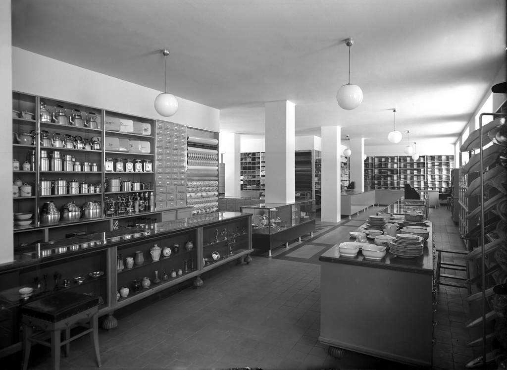 Livelihood renewed household appliances, fabric and clothing store, part so-called. Large retailer n.o. 4