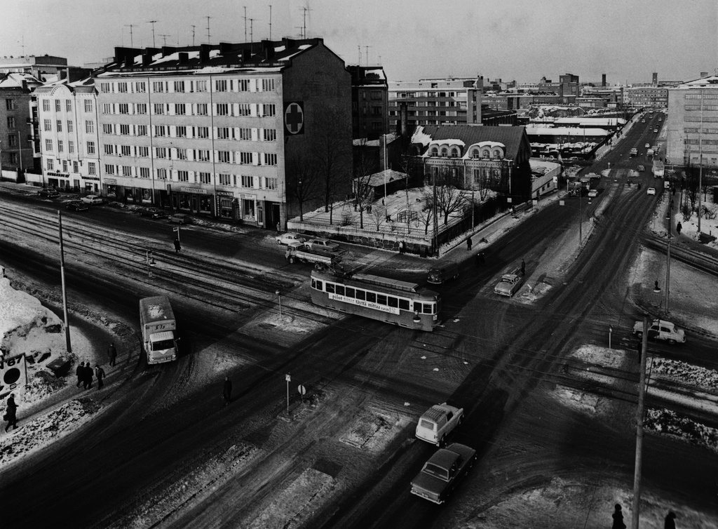 Traffic on the crossing of Porvoon street and Sturenkadu.