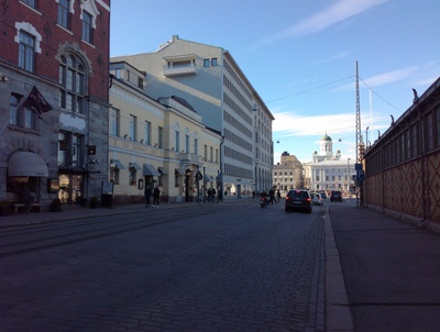 Läntinen Rantakatu (Eteläranta) 16, 18, 20. Taustalla Nikolainkirkko (Helsingin tuomiokirkko) ja Seurahuone (kaupungintalo), Pohjoinen Esplanaadikatu (Pohjoisesplanadi) 11-13 rephoto