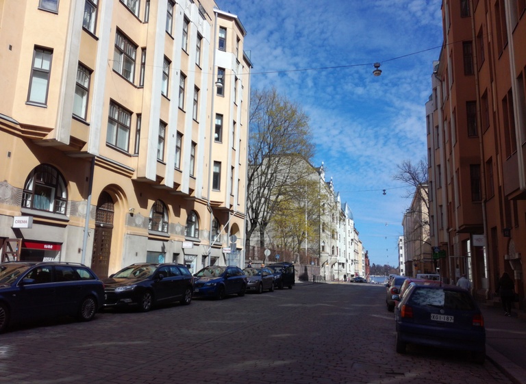 Liisankatu 17, 15, 13, 11. Oikealla Liisankatu 12. Liisankatu 11 (1906, Nyberg), Liisankatu 13 (1901, Theodor Decker) ruotsalainen yhteislyseo rephoto