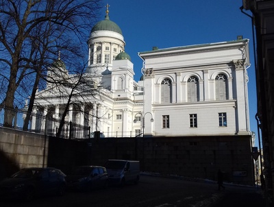 Nikolainkirkko (Helsingin Tuomiokirkko) ja tapulipaviljonki Unioninkadun puolelta Hallituskadun kulmasta nähtynä. rephoto