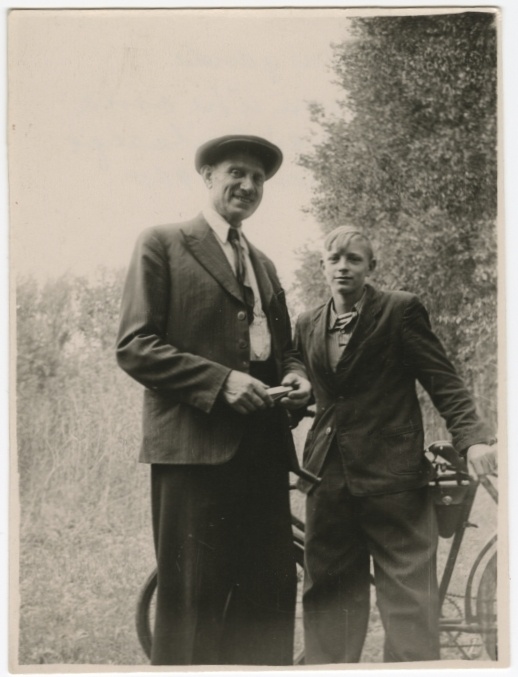 Asumisele saadetud Taavet Poska koos ühe oma Karaganda fotoringi õpilasega Želentrestis