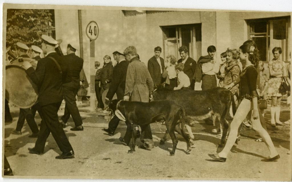 Saaremaa kevadlaat 1970: laadaliste rongkäik Lossihoovi