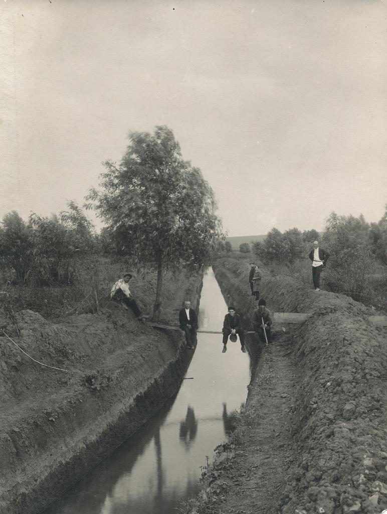Foto. Veejuhtmekanal   Kiputðaja Krinitsa asula lähedal  Donbassis Ukraina NSV-s.