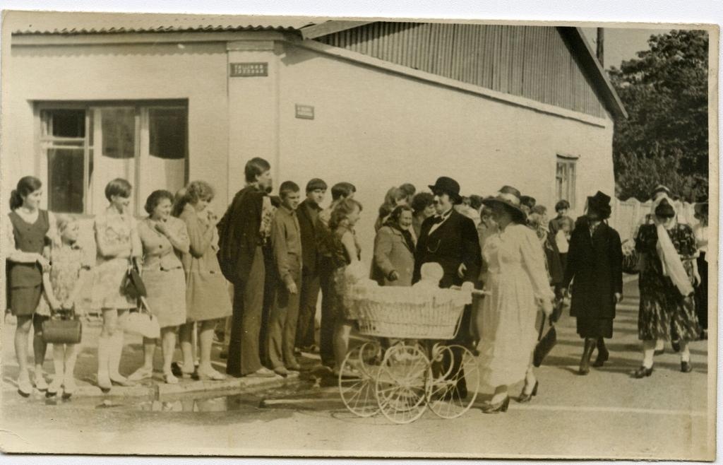 Saaremaa kevadlaat 1970: laadaliste rongkäik Lossihoovi