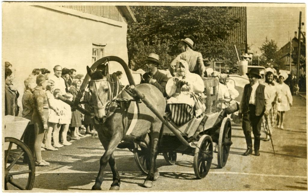 Saaremaa kevadlaat 1970: laadaliste rongkäik Lossihoovi