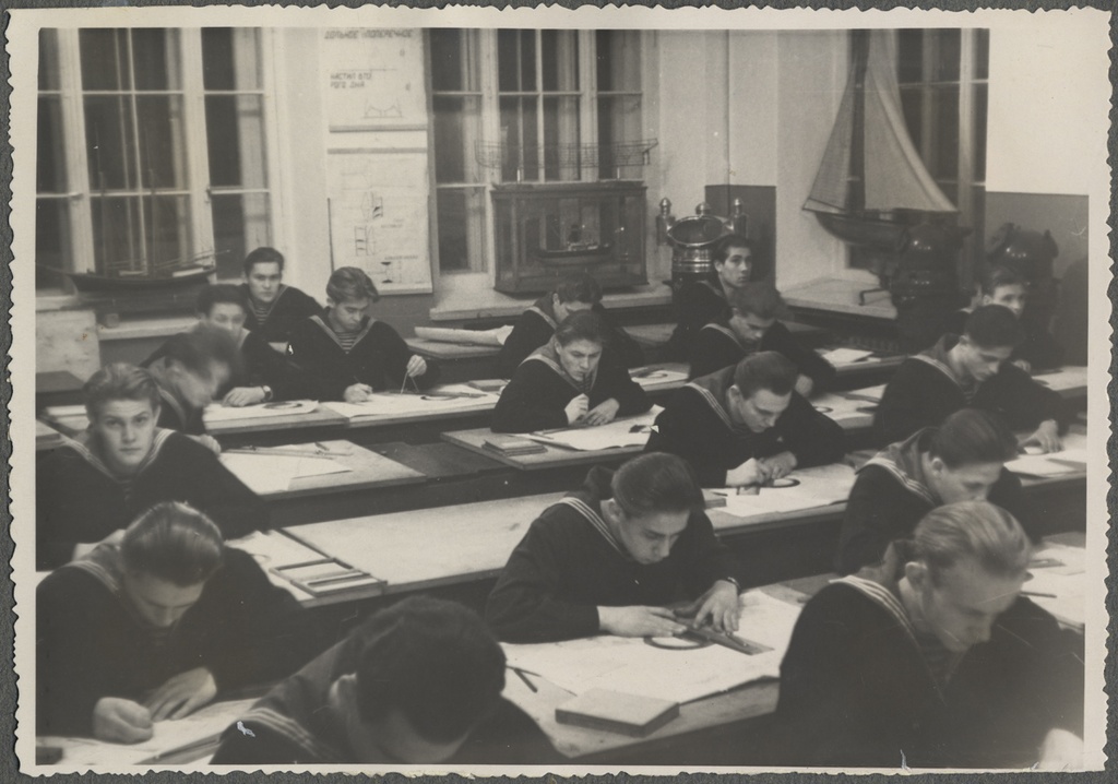 Tallinna Mereakadeemia kadetid Hermann Tõnissoo loengut kuulamas. Foto Hermann Tõnissoo albumist fotodega Tallinna merekoolist ja laevamudelite ehitamisest