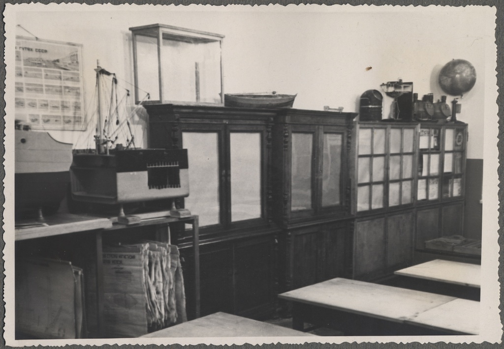 Tallinna Mereakadeemia õppeklass. Foto Hermann Tõnissoo albumist fotodega Tallinna merekoolist ja laevamudelite ehitamisest