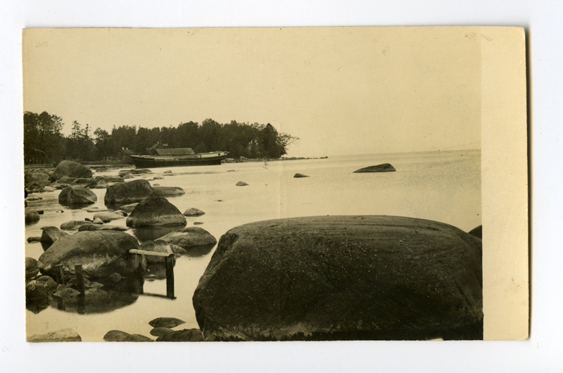 Purjelaev "Liisa" Käsmu rannas kividel