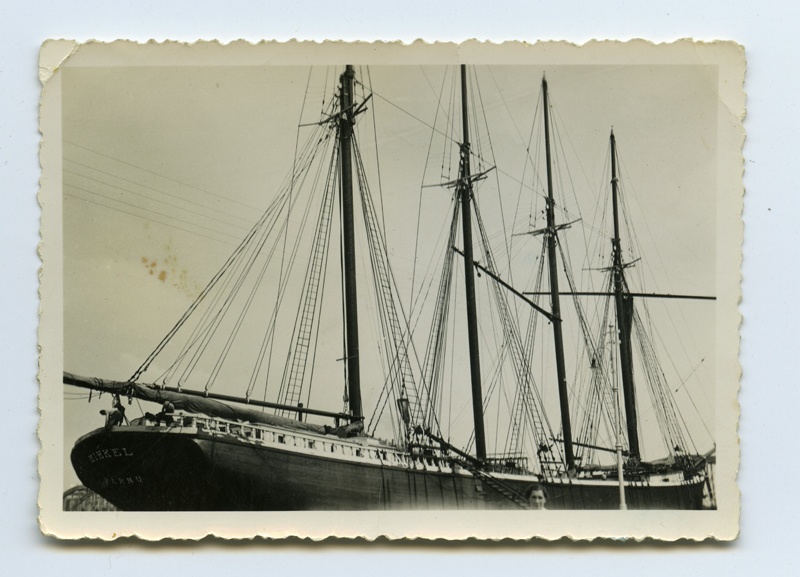 Purjelaev "Mihkel" sadamas, esiplaanil naine