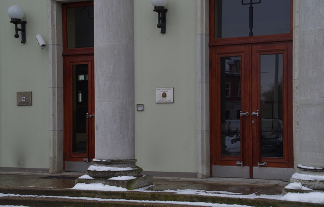 Üliõpilased EPA peahoone ees rephoto