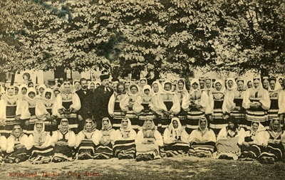 Saaremaa rahvariided, Jämaja naised koos kirikuõpetajatega  duplicate photo