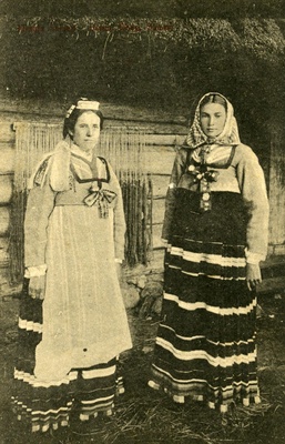 Saaremaa rahvariided, Jämaja naised maja ees  duplicate photo