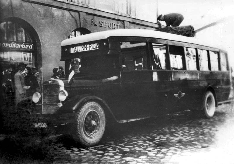 33-seat Reo No. 50 (former Tatsi No. 19) in 1933 in Tallinn on the road to Riga 18 in front of Great Karja.