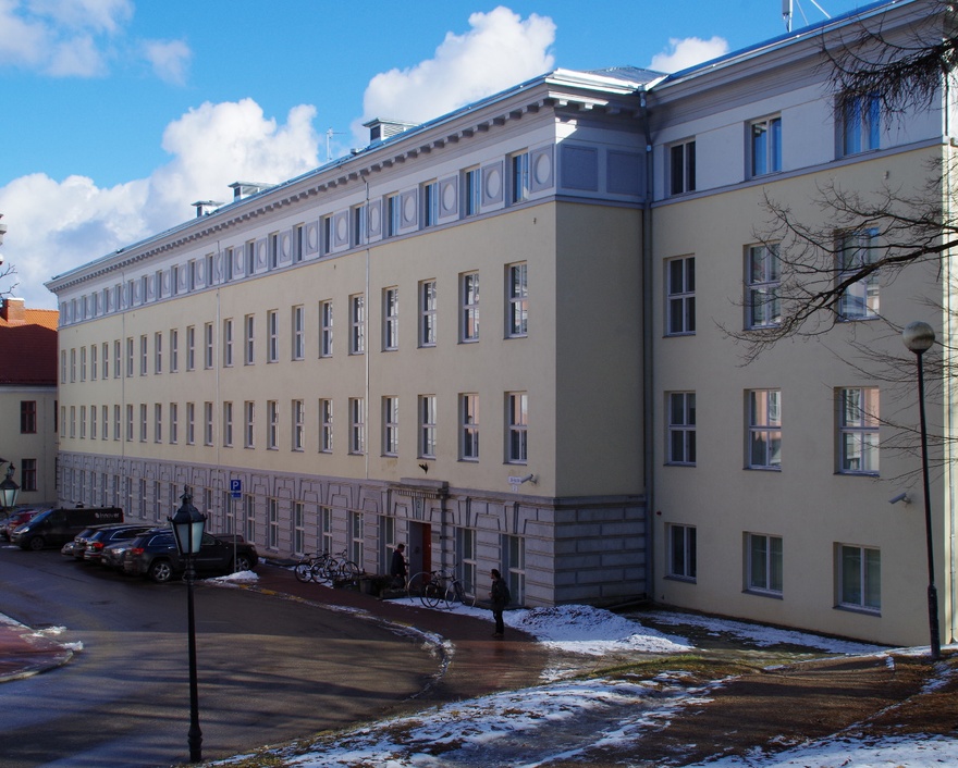 TÜ keemiahoone Tartus, fassaadivaade. Arhitektid Paul Mielberg, Harald Sultson; II järk Henn Kuvasto rephoto