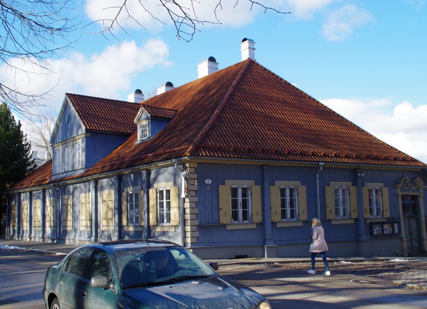 Elamu Tartus, vaade hoonele nurgalt. Arhitekt D. Trezzeni tüüpprojekt rephoto