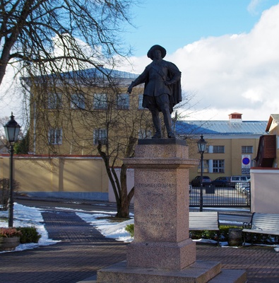 Building the image of Gustav II Adolf on the King's Square in Tartu, April 1992 - building the shape on the foundation rephoto