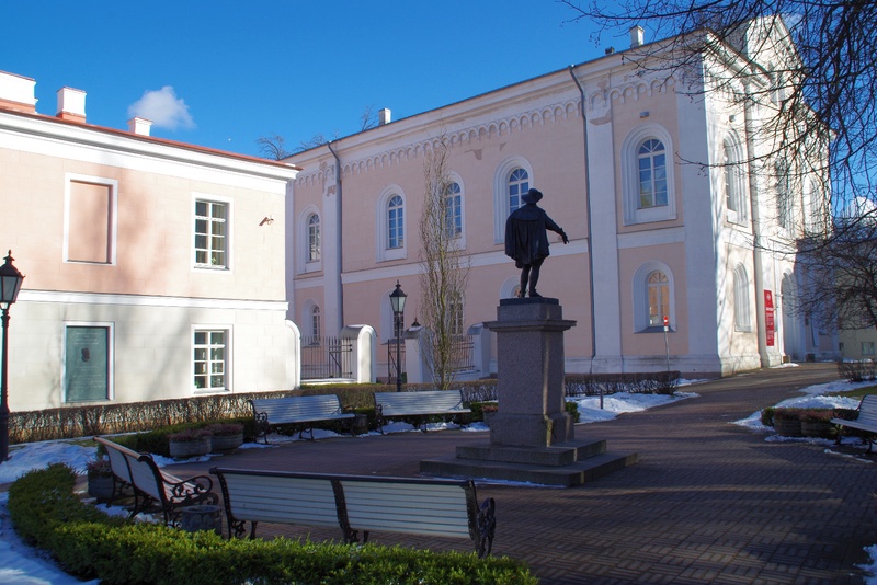 Tartu muinsuskaitsepäevad 1988. Küünalde süütamine Gustav Adolfi mälestussamba kohal TÜ peahoone taga rephoto