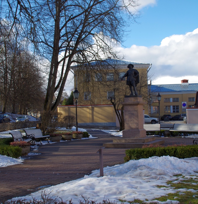 Building the image of Gustav II Adolf on the King's Square in Tartu, April 1992 - building the shape on the foundation rephoto