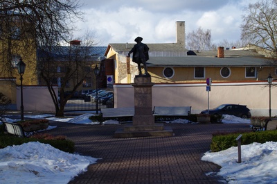 Taasavatud Gustav Adolfi mälestussammas Tartu Ülikooli peahoone taga. rephoto