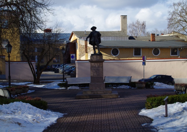 Taasavatud Gustav Adolfi mälestussammas Tartu Ülikooli peahoone taga. rephoto