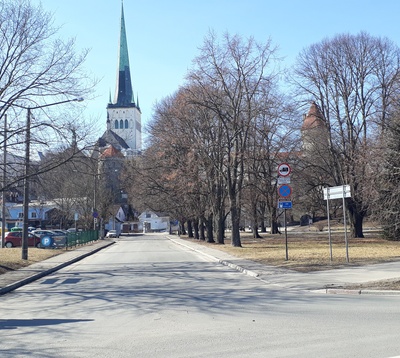 View of the city from the Väike-Rannagate. See part of the city's insurance belt. On the right stolting, on the left Hattorpi tower; on the back of the Oleviste Church. In front of the road Väike-Rannavärava. rephoto