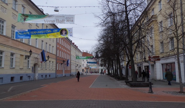 Küüni ja Poe t nurk; vaade piki Küüni tänavat Raekoja platsi suunas.
Majadel vene- ja saksakeelsed reklaamsildid: Apotheke H. Sturm (Küüni t 5);  Lampen. Majal gaasilatern, kaunistusena Vene vapi tsaarikull.
Tartu, ca 1910. rephoto