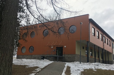Chamber School, stands Herta Button rephoto