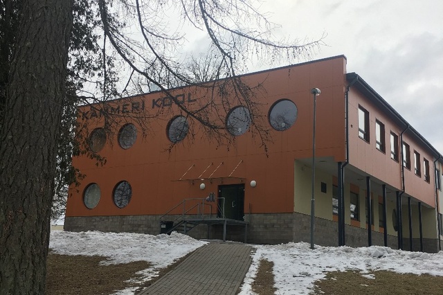 Chamber School, stands Herta Button rephoto