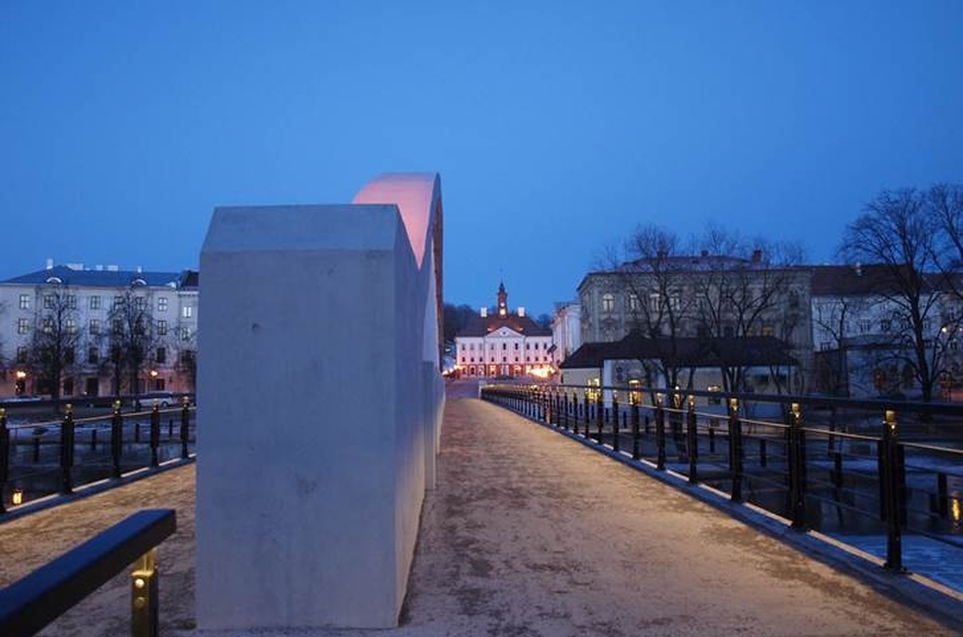 Purustatud Kivisild ja hooned, vaade sillale, taga raekoja plats rephoto