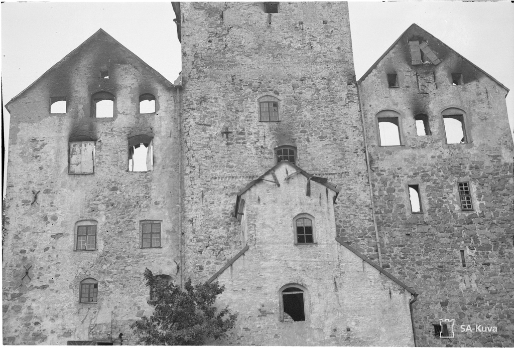 Turku Castle during the fire and after the fire