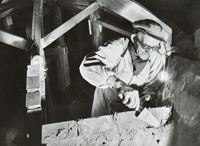 Turku Castle, mason Väinö Forsman building vault 36 rising from the central pillar (site code J 307)