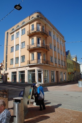 Korterelamu kauplusega ("Mäng ja Kool") Tartus, hoone vaade. Arhitekt Arnold Matteus rephoto