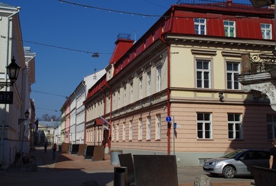 Rüütli t (vaade Rüütli ja Munga t nurgalt Laia t suunas). Paremal vana postimajana tuntud hoone (kaasajal Rüütli t 15). Tartu, 1924. rephoto