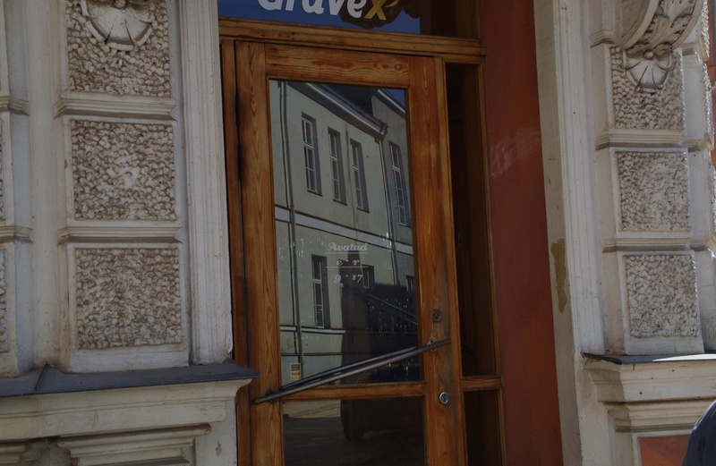 Eesti Rahvusliku Sõltumatuse Partei (ERSP) infostend Munga 5 hoonel. Tartu, 1989. rephoto