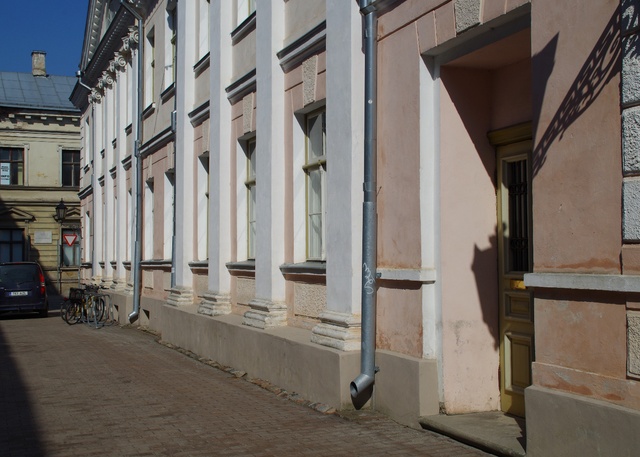 Female students in front of the joint venue rephoto