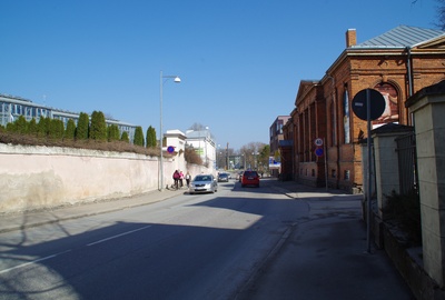 Laia t vaade (Laia ja Magasini t nurgalt jõe suunas).  Paremal võimlahoone; kaasajal  Lai t 37).  
Esiplaanil linnaliini autobuss, millel kirjas marsruut: Vaksal - Peetri kirik. 
Tartu, 1930. aastad. rephoto