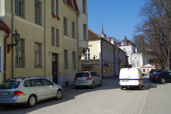 Hariduse tänava (Kompanii t) vaade, vasakul Hariduse 8 (Kompanii 8). Taga Uspenski kirik. Tartu, 1970-1980. rephoto