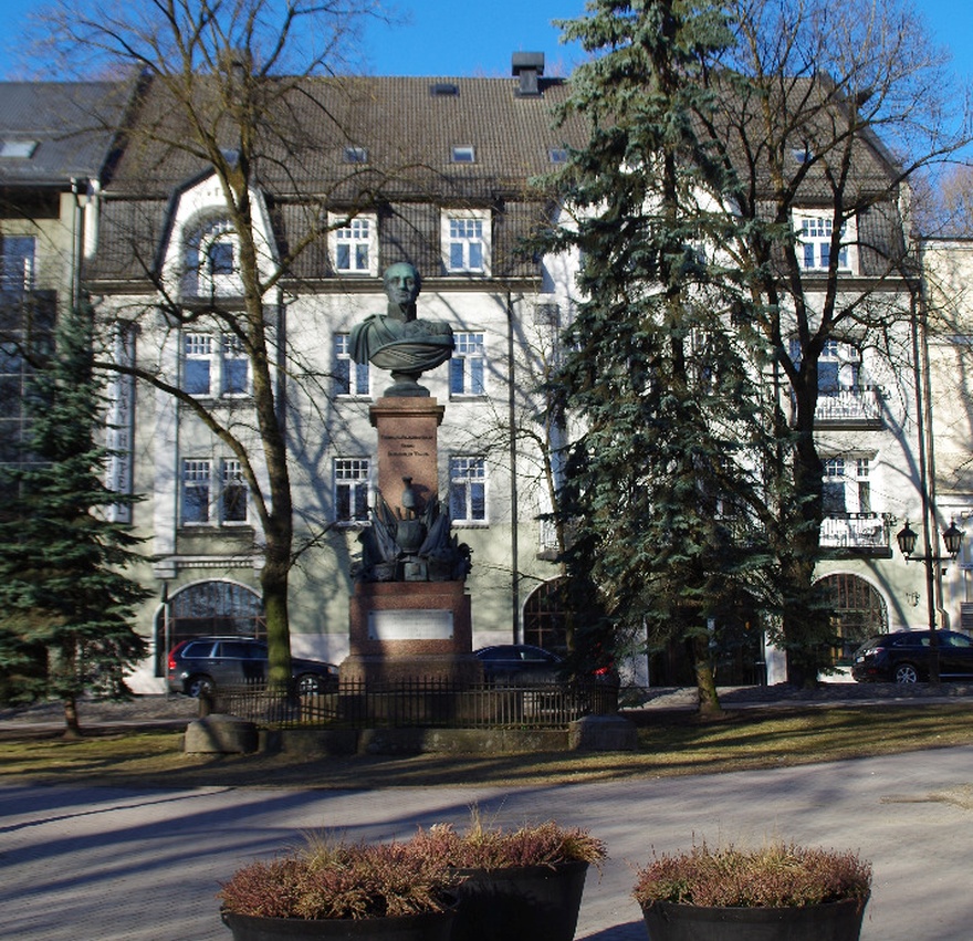 Elamu, hilisem hotell Tartus, fassaadivaade, ees Barclay monument. Arhitektid Viktor Kessler, Robert Pohlmann rephoto