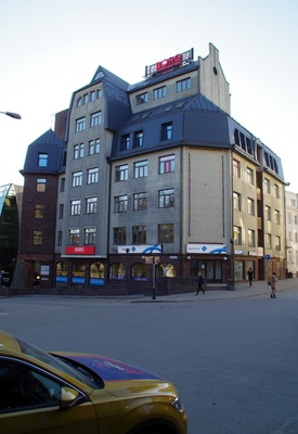 Pangahoone Tartus, vaade nurgalt. Arhitektid Enn Lüüs, Ene Eharand rephoto